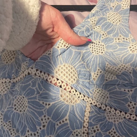 Elegant Blue Floral Lace Midi Dress - Picture 4 of 7